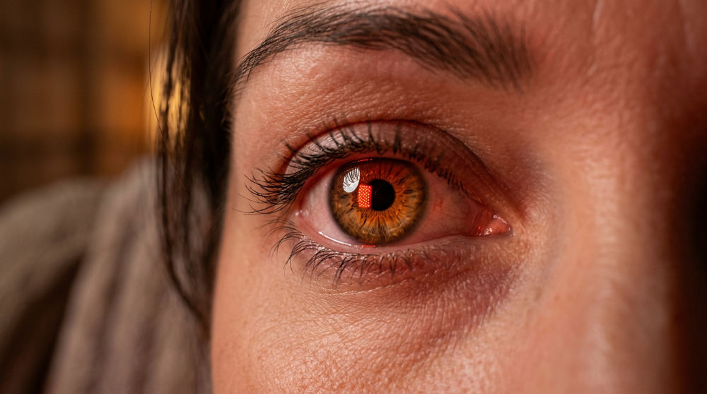 670nm red light wavelength reflecting in a human eye
