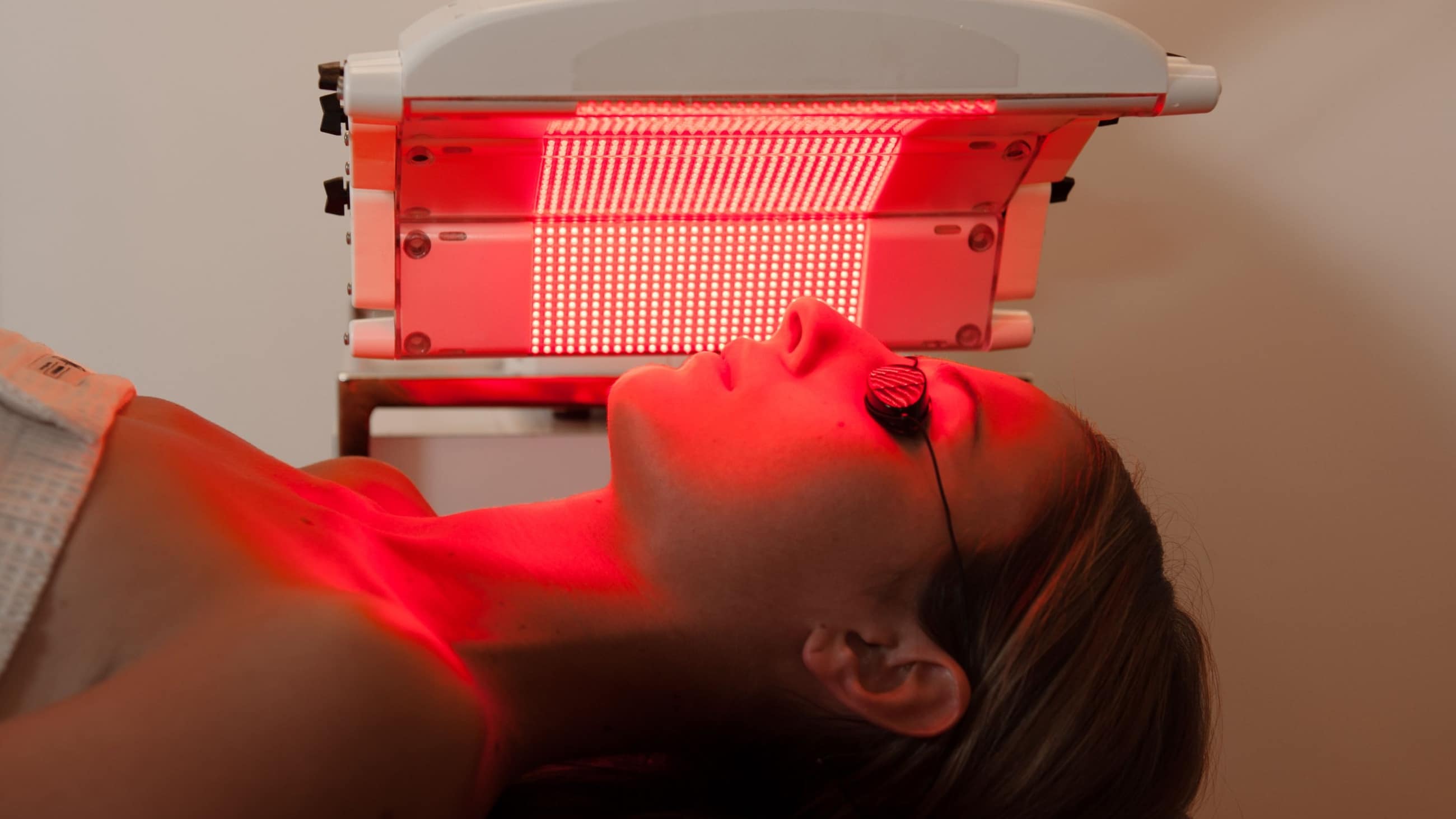 Red Light Therapy for Eyes: Helpful or Harmful?